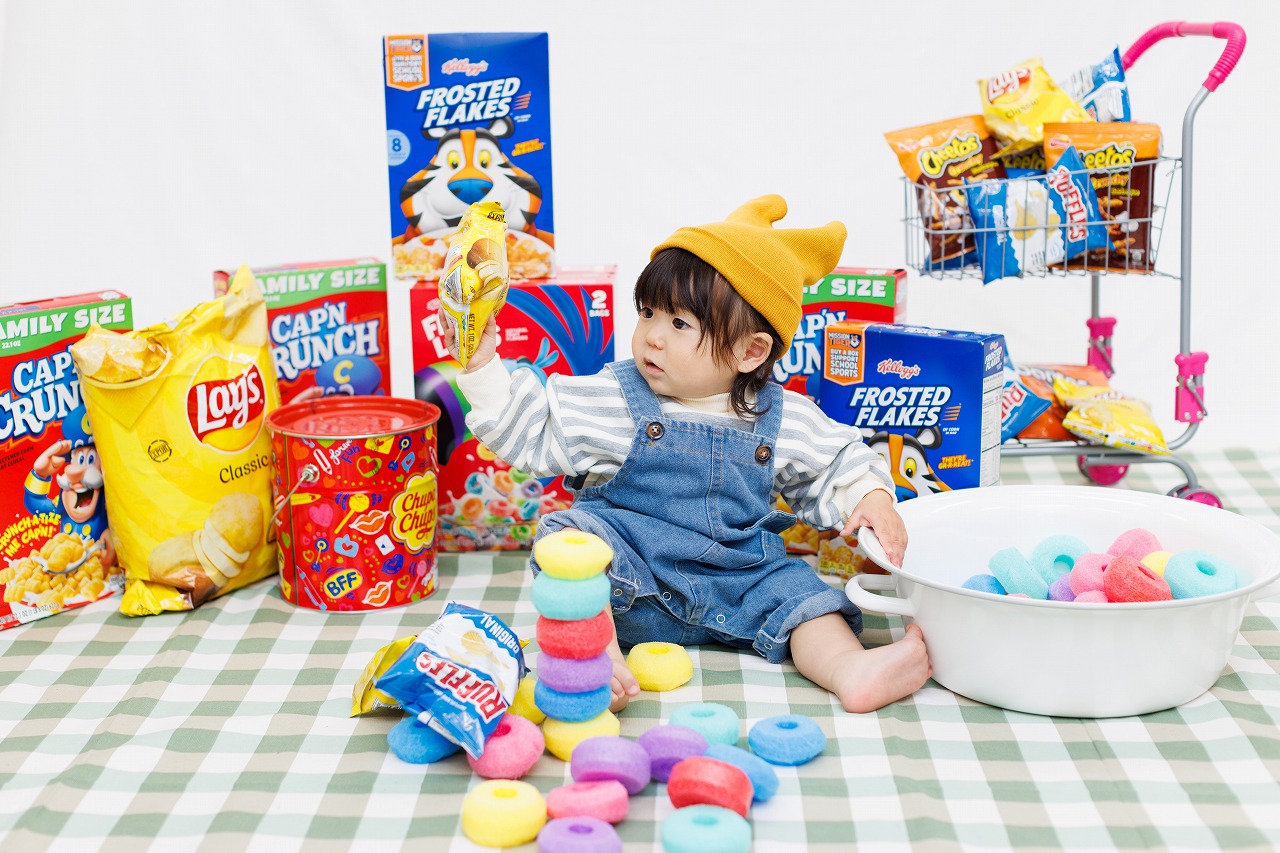 大きなお菓子に囲まれたユニークな世界観！